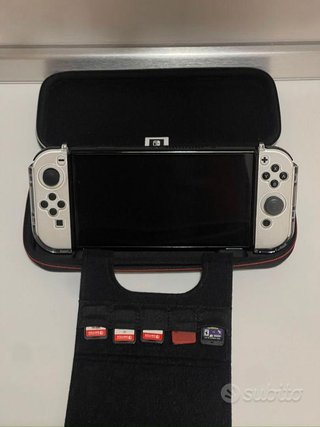 Nintendo Switch OLED + 4 giochi + 2 Joy-Con