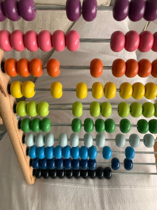 Ábaco de madera con cuentas de colores