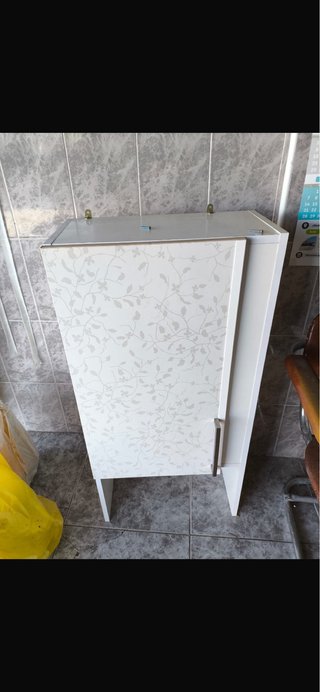 Armario blanco con diseño floral