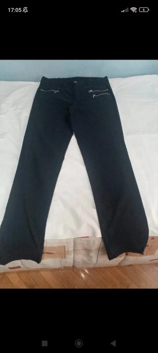 Pantalón negro con cremalleras