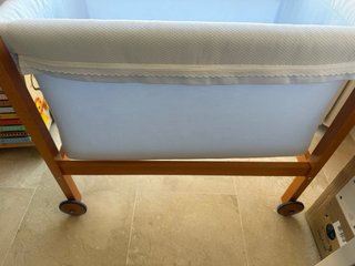 Minicuna bebé madera y textil azul