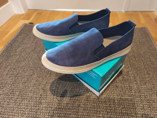 Zapatillas esparto ante azul Muro