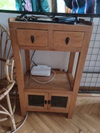 Mueble de madera con puertas de cristal