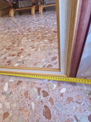 Espejo de madera con marco dorado