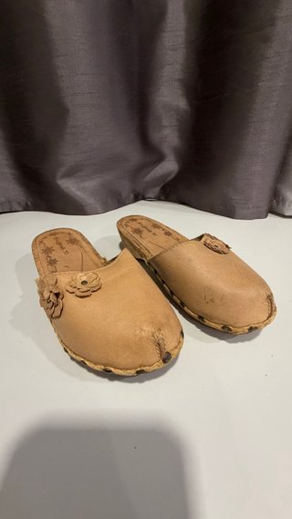 Socas de pele bege e castanhas tamanho 30