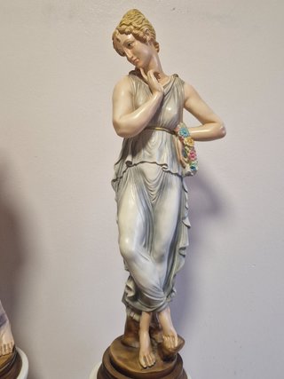 Figuras de cerámica estilo clásico