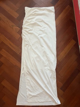 Falda blanca larga fruncida