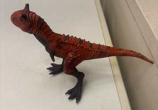 Dinosaurio de juguete realista
