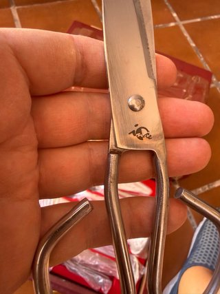 Cubertería de metal dorada y plateada