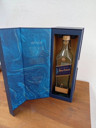 Caja original y Botella Vacía Johnnie Walker Blue.