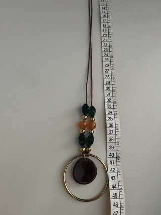 Collana lunga con pietre verdi e arancioni