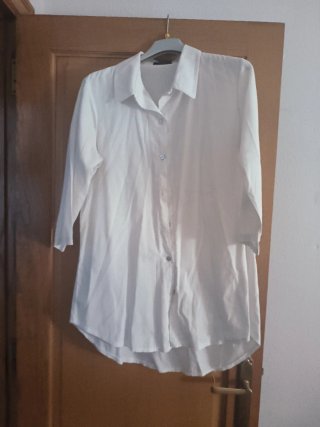 Camisa blanca elegante señora