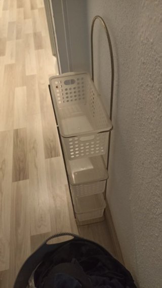Cesta de pie para baño con tres niveles