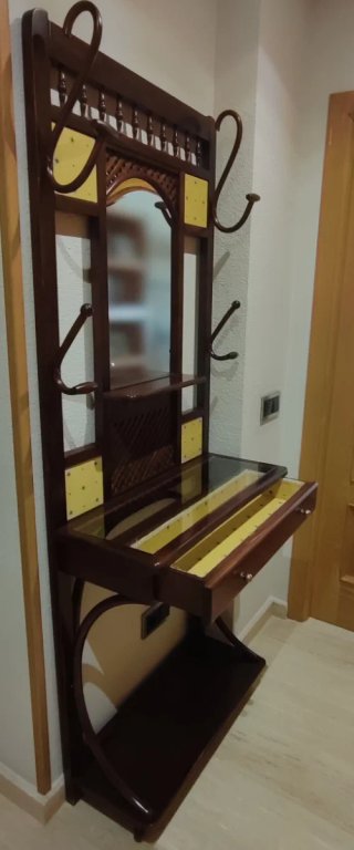 Recibidor de madera con espejo y cristal