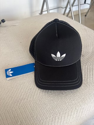 Gorra Adidas Negra con etiqueta
