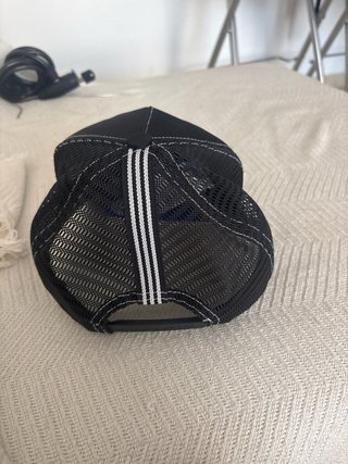 Gorra Adidas Negra con etiqueta