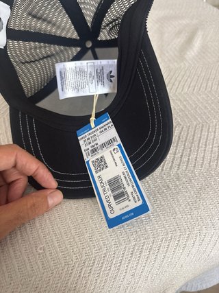 Gorra Adidas Negra con etiqueta