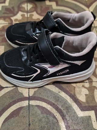 Zapatillas niña negras y plateadas