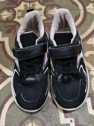 Zapatillas niña negras y plateadas