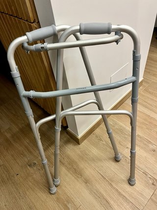 Andador plegable regulable Orthocare – casi nuevo