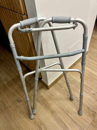 Andador plegable regulable Orthocare – casi nuevo