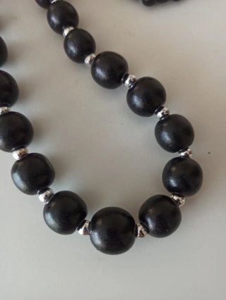 Collar bolas de madera Negras y Plateadas