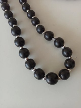 Collar bolas de madera Negras y Plateadas