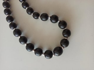 Collar bolas de madera Negras y Plateadas