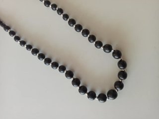 Collar bolas de madera Negras y Plateadas