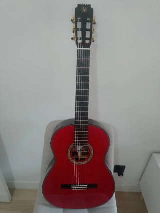 Guitarra flamenca roja autoamplificada