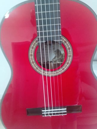 Guitarra flamenca roja autoamplificada