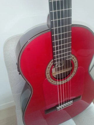 Guitarra flamenca roja autoamplificada