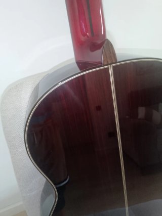 Guitarra flamenca roja autoamplificada