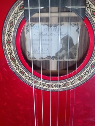 Guitarra flamenca roja autoamplificada