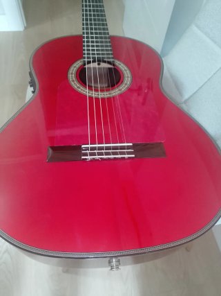 Guitarra flamenca roja autoamplificada