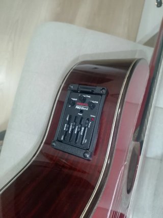 Guitarra flamenca roja autoamplificada