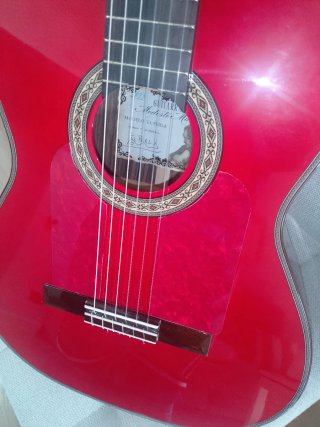 Guitarra flamenca roja autoamplificada