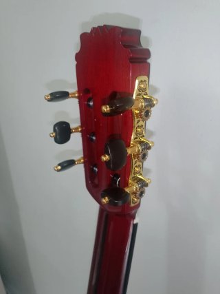Guitarra flamenca roja autoamplificada