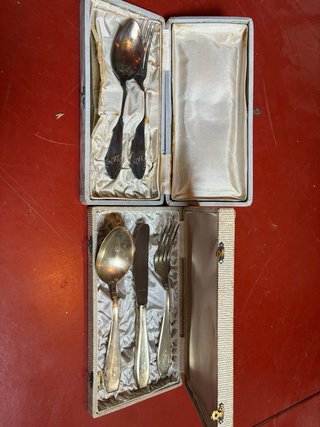 Cubiertos antiguos de plata con estuche