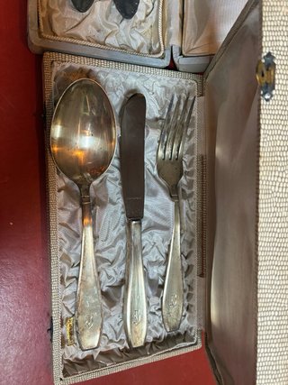 Cubiertos antiguos de plata con estuche