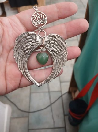 Collana ali con cuore verde e fiore di loto