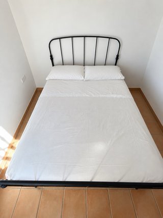 Estructura de cama de metal negra