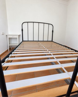 Estructura de cama de metal negra