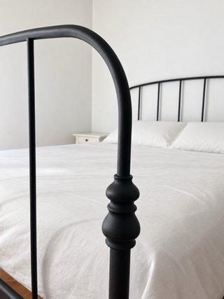 Estructura de cama de metal negra