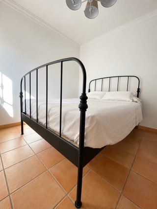 Estructura de cama de metal negra