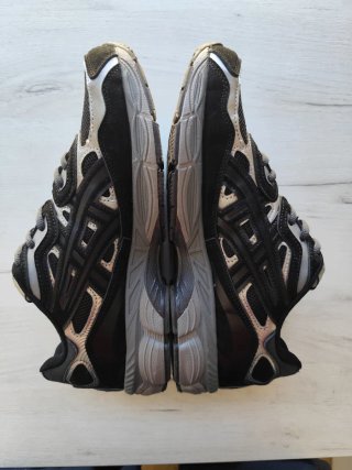 Asics Zapatillas Deportivas Negras y Plateadas