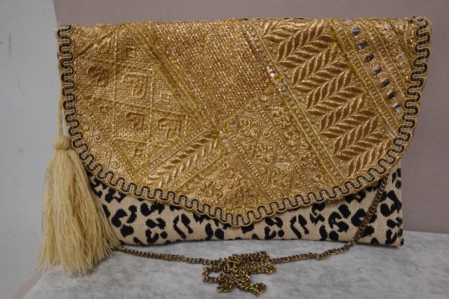Bolso dorado animal print con cadena