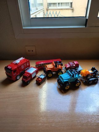 Lote de camiones y coches de juguete