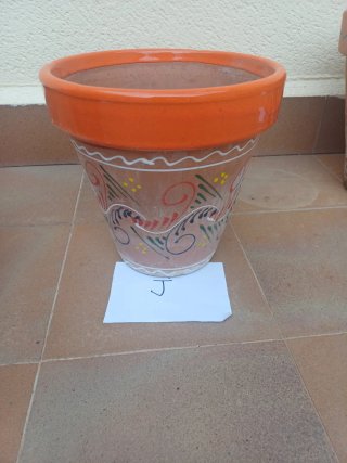 Maceta de terracota naranja y marrón