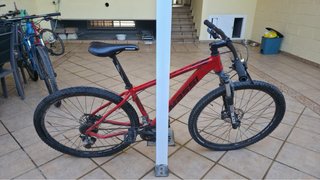 Bicicleta de montaña roja